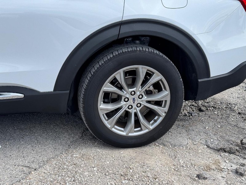 Ford Explorer Vehicle Full-screen Gallery Image 11