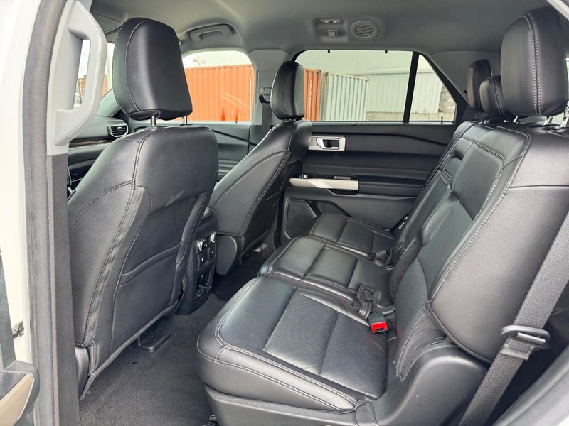 Ford Explorer Vehicle Full-screen Gallery Image 12