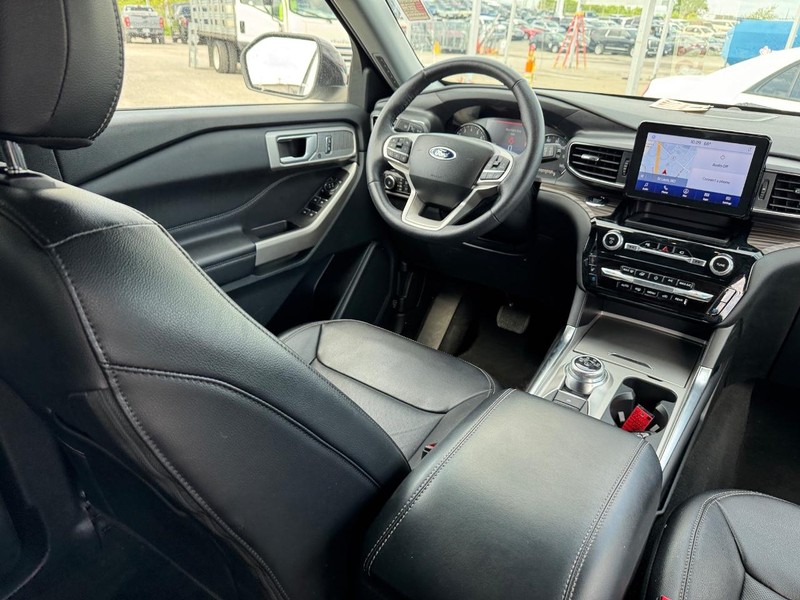 Ford Explorer Vehicle Full-screen Gallery Image 14
