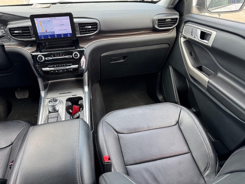 Ford Explorer Vehicle Full-screen Gallery Image 16
