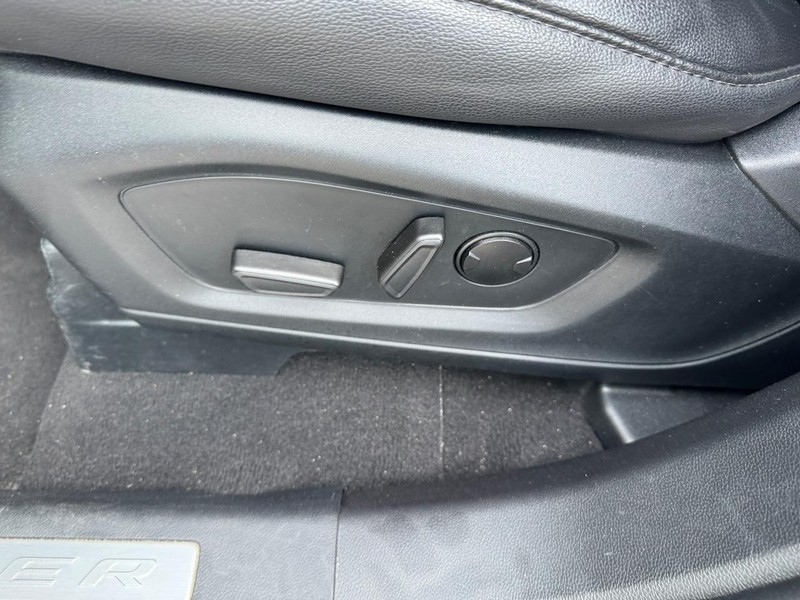 Ford Explorer Vehicle Full-screen Gallery Image 17