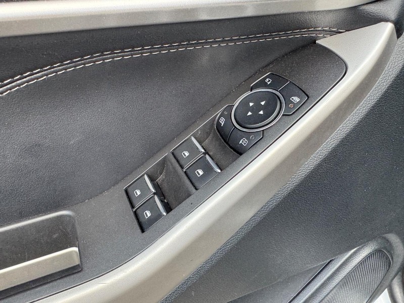 Ford Explorer Vehicle Full-screen Gallery Image 18