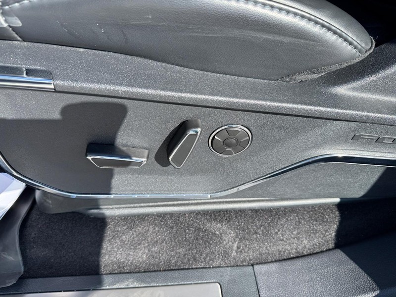 Ford F-150 Vehicle Full-screen Gallery Image 18