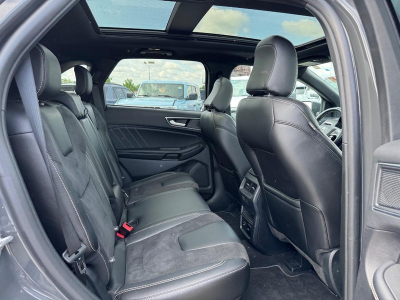 Ford Edge Vehicle Full-screen Gallery Image 14