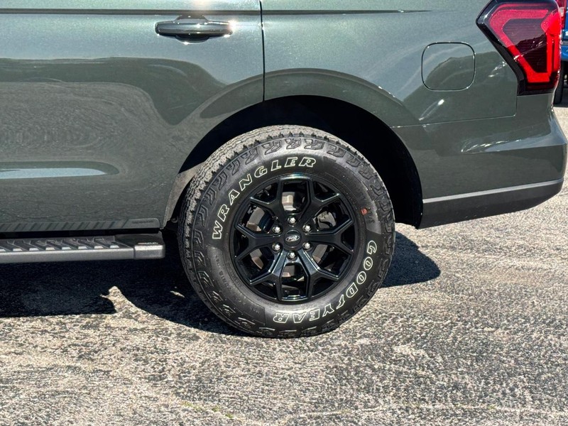 Ford Expedition Vehicle Full-screen Gallery Image 11