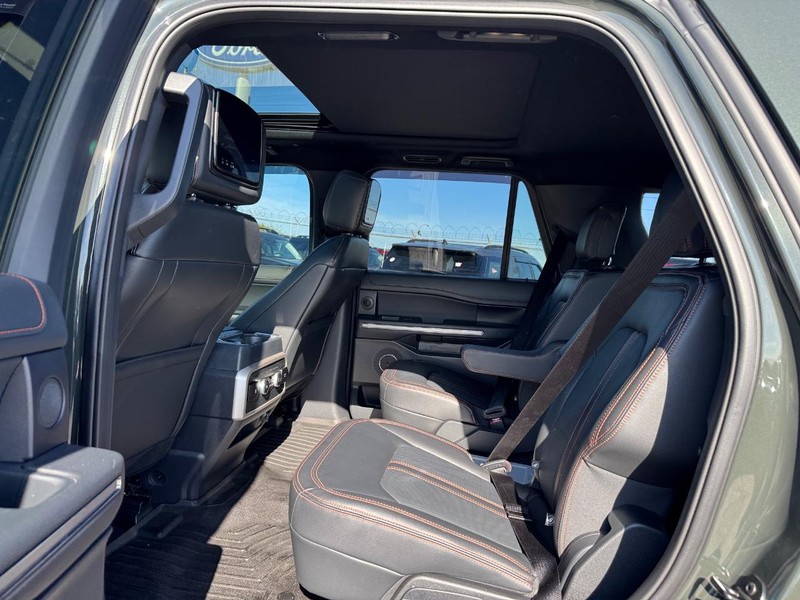 Ford Expedition Vehicle Full-screen Gallery Image 12