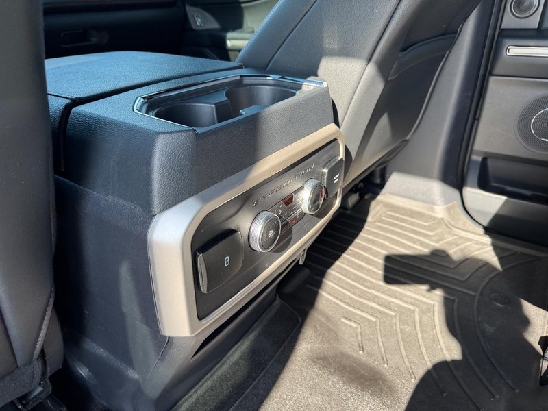 Ford Expedition Vehicle Full-screen Gallery Image 15