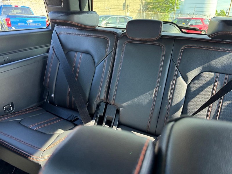 Ford Expedition Vehicle Full-screen Gallery Image 16