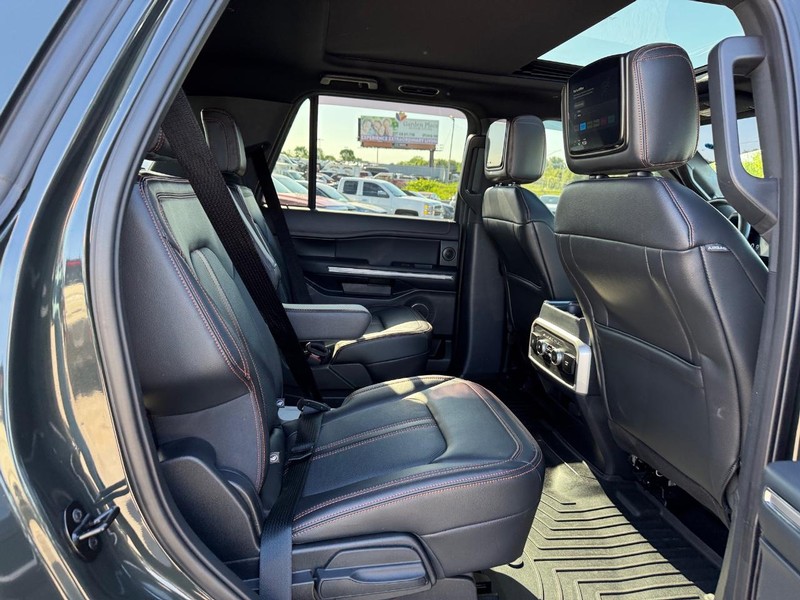 Ford Expedition Vehicle Full-screen Gallery Image 17