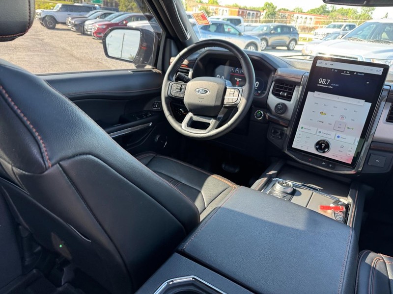 Ford Expedition Vehicle Full-screen Gallery Image 18