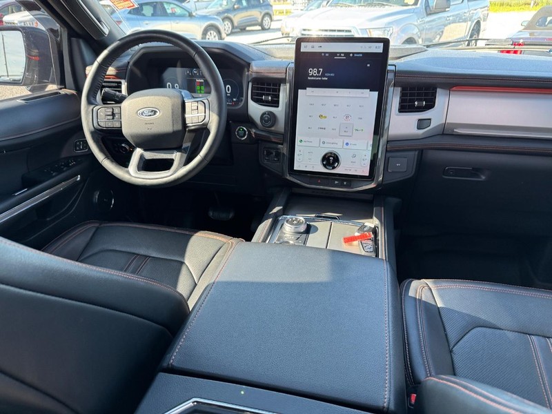 Ford Expedition Vehicle Full-screen Gallery Image 19