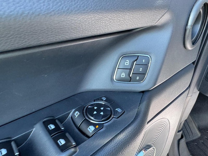 Ford Expedition Vehicle Full-screen Gallery Image 23