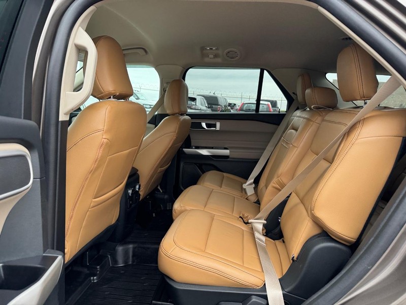 Ford Explorer Vehicle Full-screen Gallery Image 12