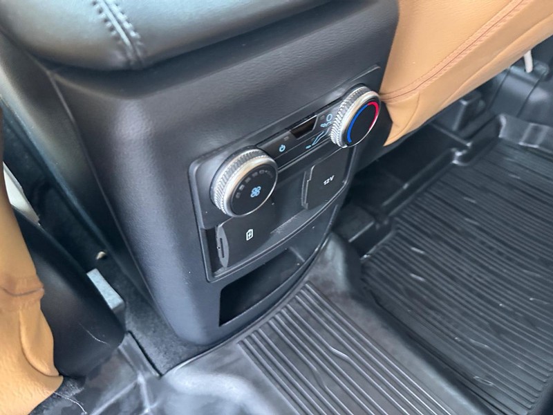 Ford Explorer Vehicle Full-screen Gallery Image 14