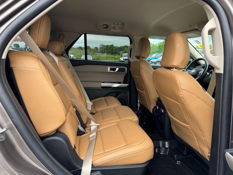 Ford Explorer Vehicle Full-screen Gallery Image 15