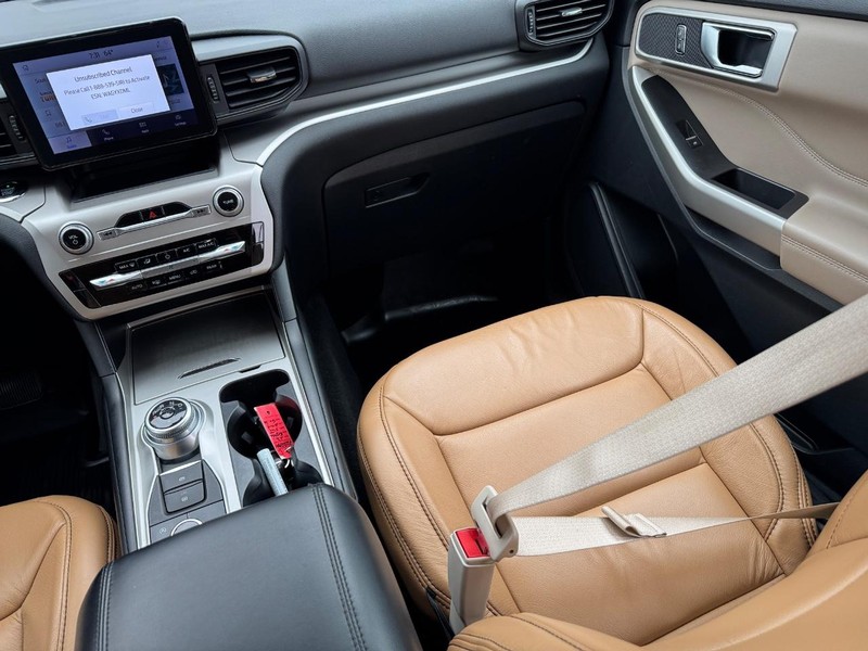 Ford Explorer Vehicle Full-screen Gallery Image 18