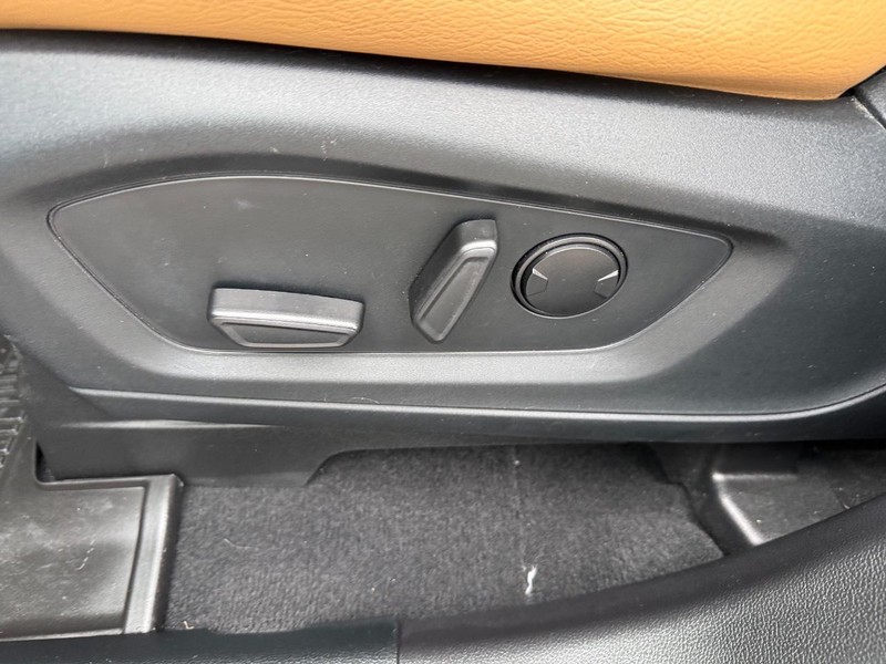 Ford Explorer Vehicle Full-screen Gallery Image 19