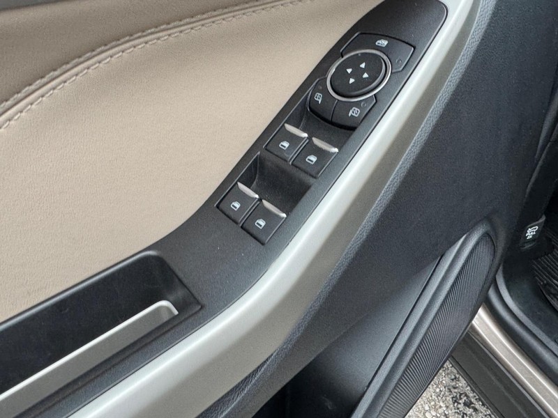 Ford Explorer Vehicle Full-screen Gallery Image 20