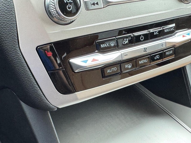 Ford Explorer Vehicle Full-screen Gallery Image 24