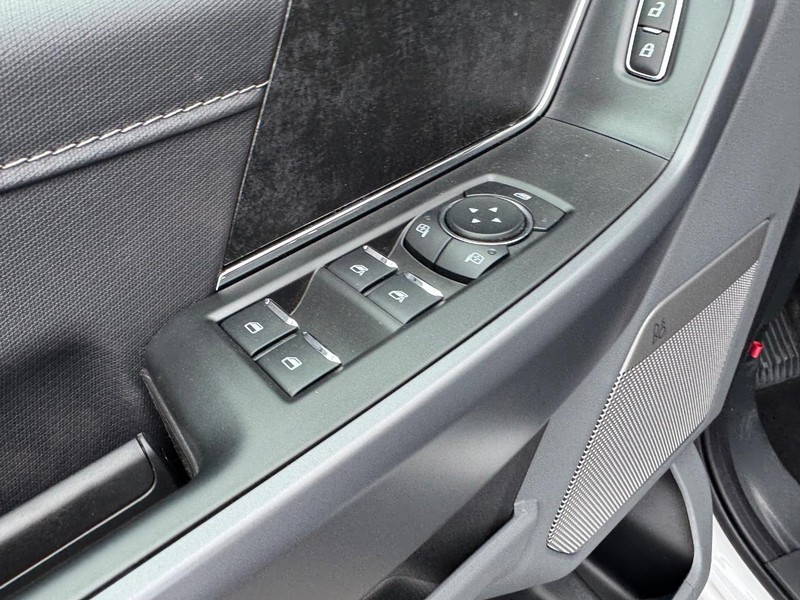 Ford F-150 Lightning Vehicle Full-screen Gallery Image 19
