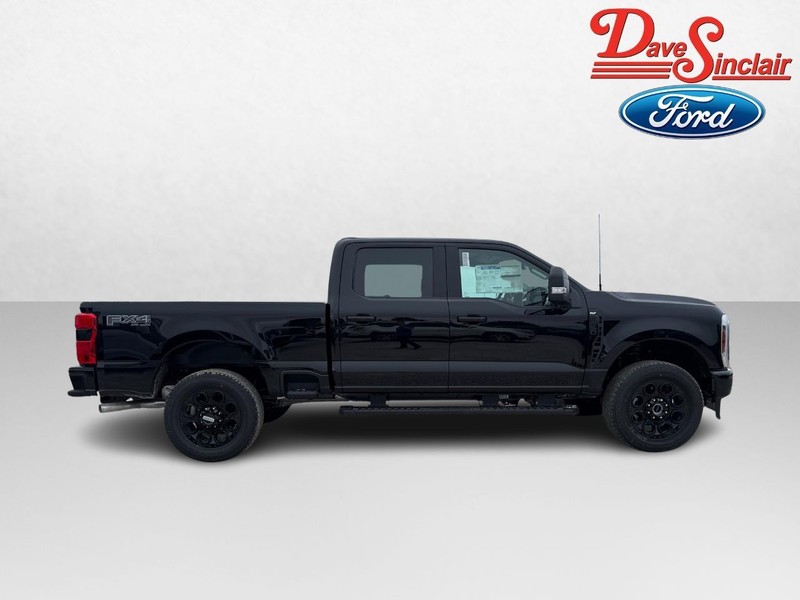 Ford Super Duty F-250 SRW Vehicle Full-screen Gallery Image 05