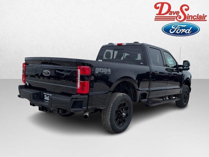 Ford Super Duty F-250 SRW Vehicle Full-screen Gallery Image 07