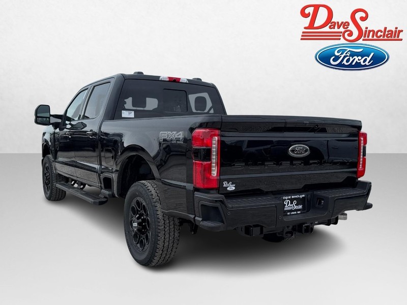 Ford Super Duty F-250 SRW Vehicle Full-screen Gallery Image 09