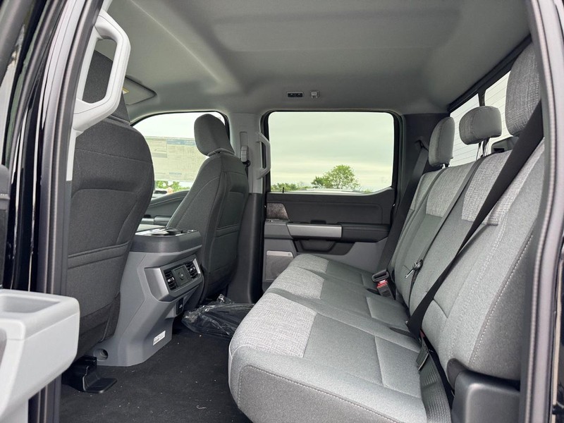 Ford Super Duty F-250 SRW Vehicle Full-screen Gallery Image 12
