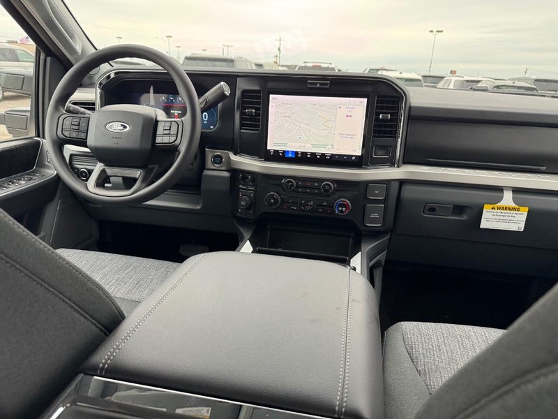 Ford Super Duty F-250 SRW Vehicle Full-screen Gallery Image 14