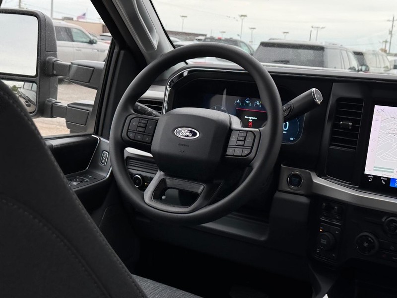 Ford Super Duty F-250 SRW Vehicle Full-screen Gallery Image 15
