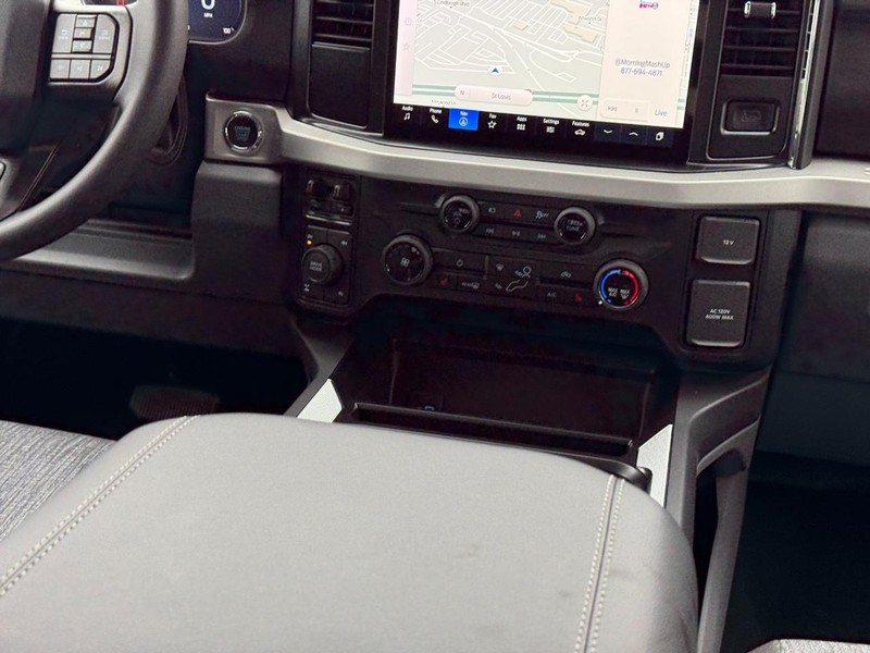 Ford Super Duty F-250 SRW Vehicle Full-screen Gallery Image 17
