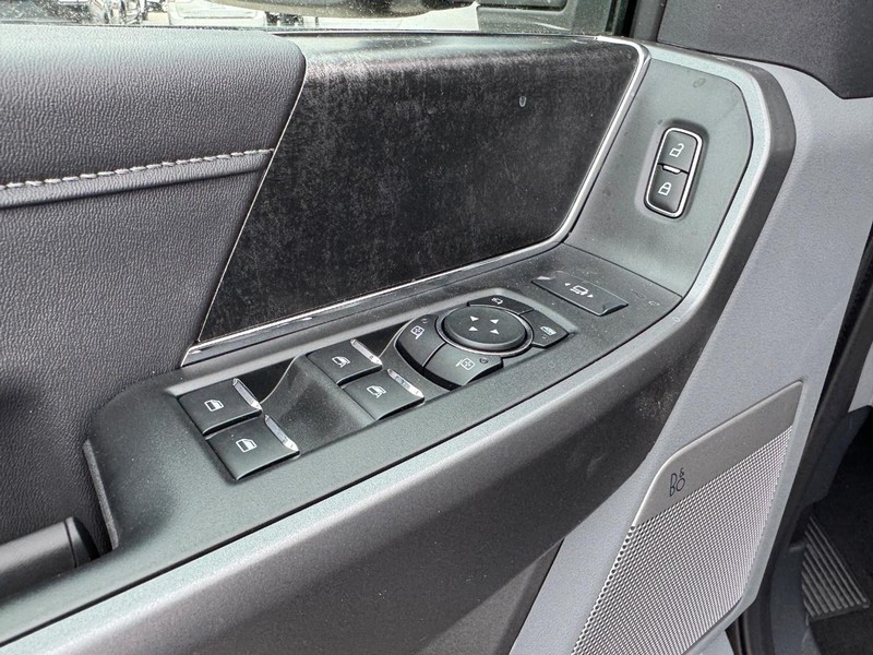 Ford Super Duty F-250 SRW Vehicle Full-screen Gallery Image 18