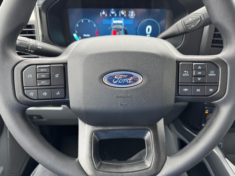 Ford Super Duty F-250 SRW Vehicle Full-screen Gallery Image 20
