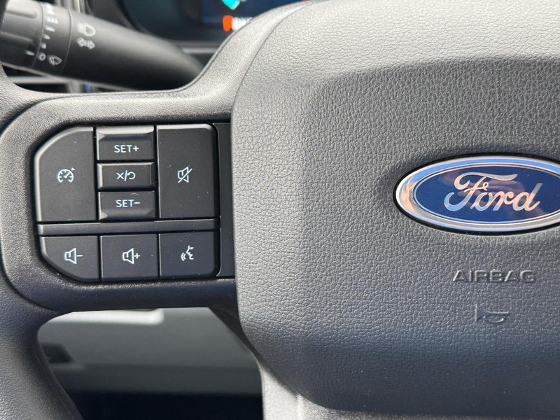 Ford Super Duty F-250 SRW Vehicle Full-screen Gallery Image 21