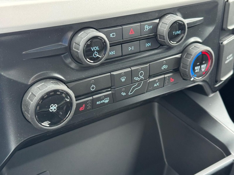Ford Super Duty F-250 SRW Vehicle Full-screen Gallery Image 24