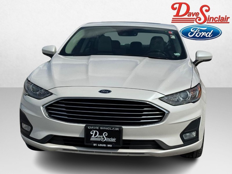 Ford Fusion Vehicle Full-screen Gallery Image 02