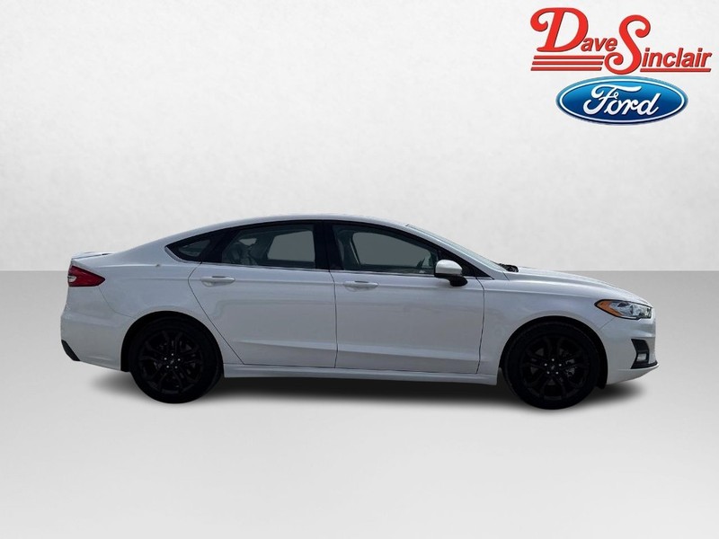 Ford Fusion Vehicle Full-screen Gallery Image 05