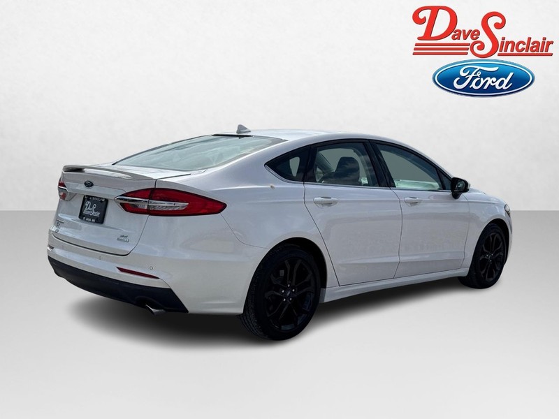 Ford Fusion Vehicle Full-screen Gallery Image 07