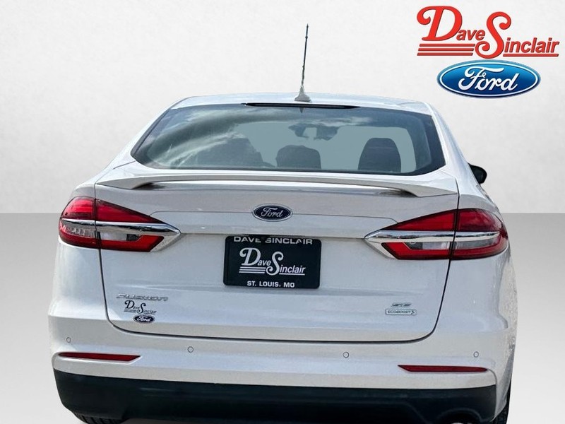 Ford Fusion Vehicle Full-screen Gallery Image 08
