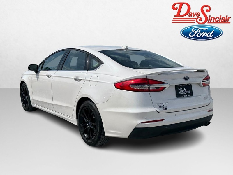 Ford Fusion Vehicle Full-screen Gallery Image 09