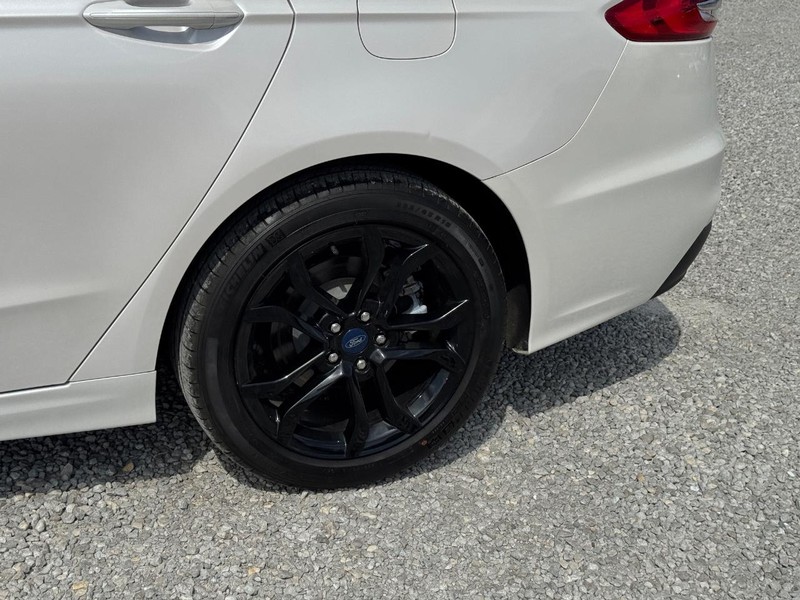 Ford Fusion Vehicle Full-screen Gallery Image 11
