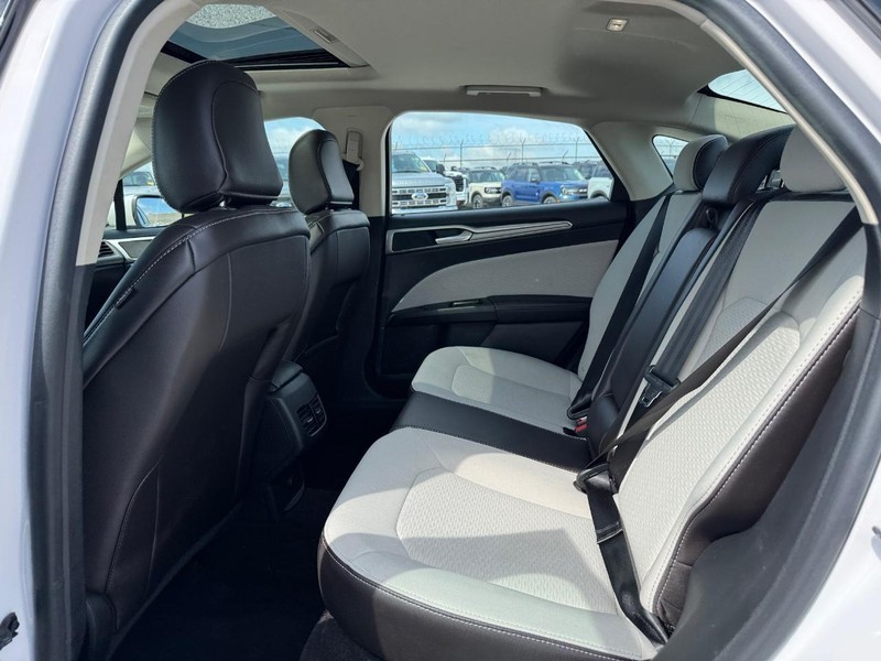 Ford Fusion Vehicle Full-screen Gallery Image 12