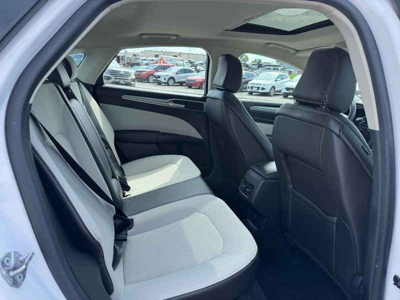 Ford Fusion Vehicle Full-screen Gallery Image 13