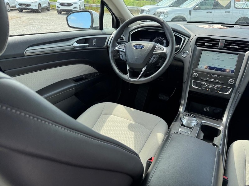 Ford Fusion Vehicle Full-screen Gallery Image 15