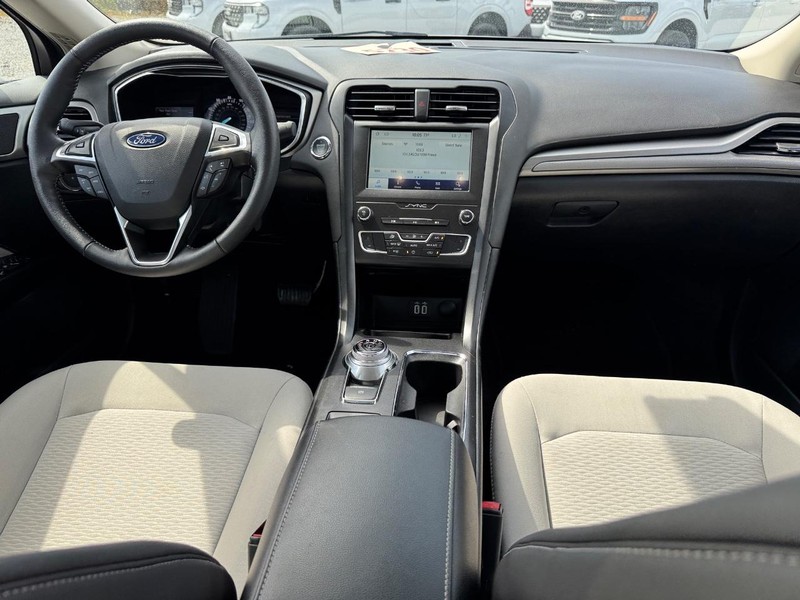 Ford Fusion Vehicle Full-screen Gallery Image 16