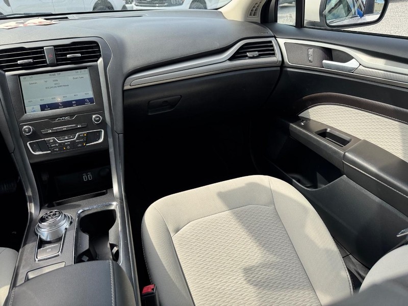 Ford Fusion Vehicle Full-screen Gallery Image 17