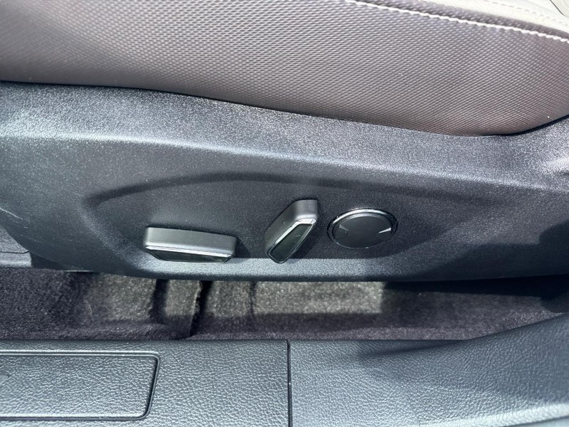 Ford Fusion Vehicle Full-screen Gallery Image 18