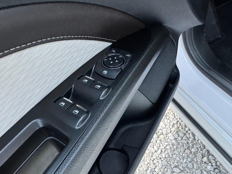 Ford Fusion Vehicle Full-screen Gallery Image 20