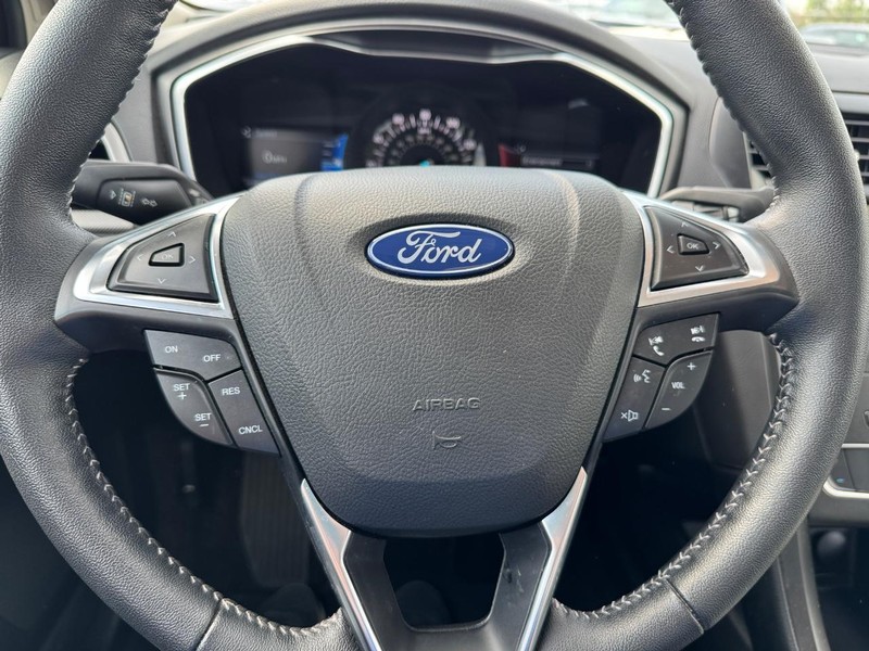 Ford Fusion Vehicle Full-screen Gallery Image 21