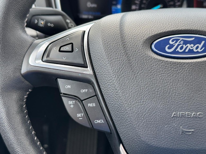 Ford Fusion Vehicle Full-screen Gallery Image 22